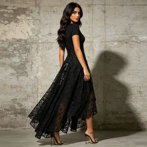 Dettaglio gonna lunga in pizzo nero con trama jacquard e raffinata chiusura con lacci sul retro