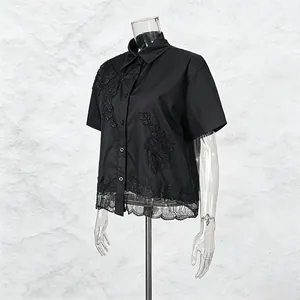 Vista laterale dettagliata di una camicia nera a maniche corte con ricami floreali