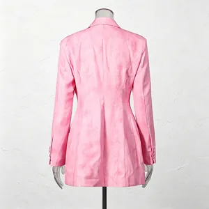 Vue arrière de la veste blazer rose ajustée avec une finition en tissu texturé.