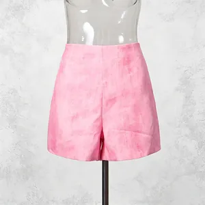 Vue détaillée d'un short rose à taille haute avec une texture marbrée unique