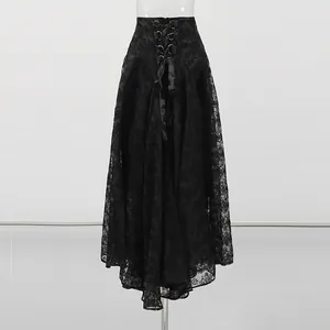 Dettaglio di gonna lunga nera stringata in rete jacquard con occhielli