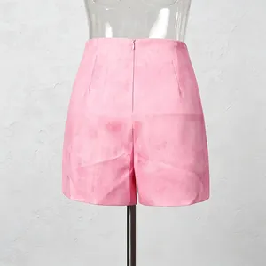 Détail de la vue arrière d'un short rose à taille haute avec fermeture éclair invisible.