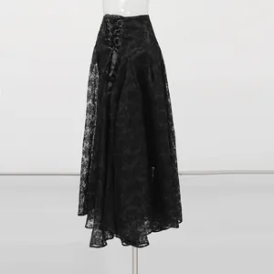 Dettaglio di gonna lunga in pizzo nero con rete jacquard e dettaglio stringato