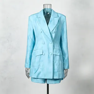 Vue détaillée de l'ensemble blazer croisé bleu clair en suédine et short assorti.
