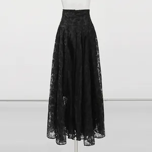 Vista dettagliata di elegante gonna lunga in pizzo nero con silhouette a A