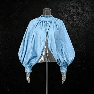 Detailweergave van lichtblauwe retro blouse met opstaande kraag en pofmouwen