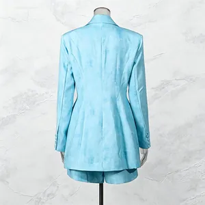 Vue arrière d'un ensemble blazer et short bleu clair texturé sur un mannequin de vitrine