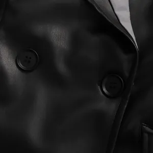Gedetailleerd close-up beeld van een minimalistische zwarte leren blazer met knopen
