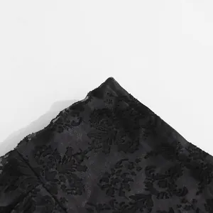 Dettaglio ravvicinato della trama floreale in jacquard nero su gonna elegante di pizzo