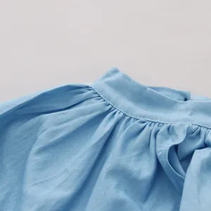 Close-up van de retro opstaande kraag en geplooide schouder op een blauwe blouse
