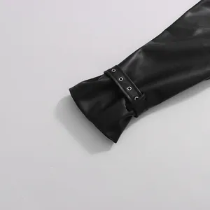 Detail van zwarte lederen mouwboord met riem, metalen gesp en decoratieve oogjes