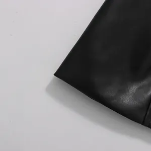 Close-up detail van de gladde zwarte kunstlederen textuur op een moderne blazer