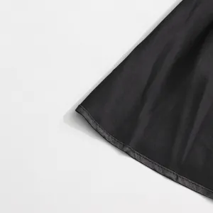 Primo piano dettagliato della raffinata cucitura dell'orlo nero sulla elegante gonna lunga