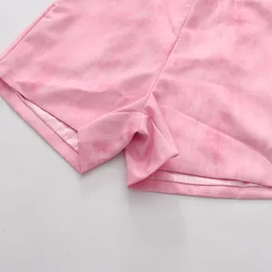 Gros plan détaillé montrant le tissu chiné rose et la doublure à rayures du short décontracté