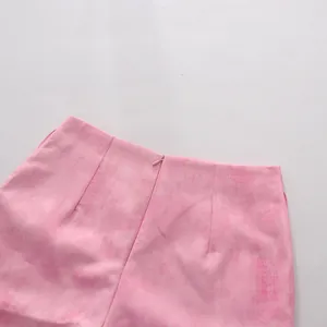 Vue détaillée d'un short rose taille haute avec fermeture éclair invisible au dos