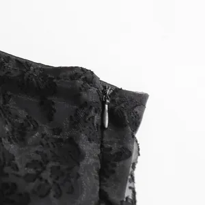 Dettaglio ravvicinato della cerniera invisibile e del tessuto a rete in pizzo jacquard nero.