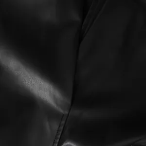 Close-up macrodetail van zwarte minimalistische kunstlederen blazer met korreltextuur
