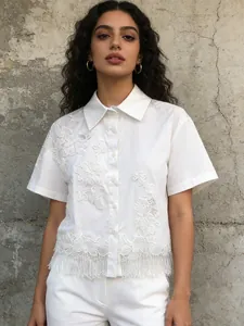 Elegante camicia bianca a maniche corte con ricamo in pizzo e raffinato dettaglio di frange