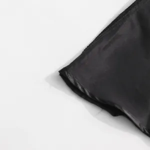 Dettaglio ravvicinato della trama raffinata e delle cuciture della gonna in jacquard nero.