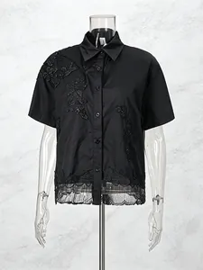Camicia nera a maniche corte da donna con eleganti ricami in pizzo e bottoni.