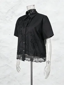 Elegante camicia nera a maniche corte con ricamo in pizzo cavo per donna, stile primavera 2026.