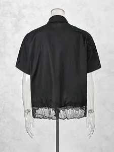 Camicia nera a maniche corte con elegante ricamo floreale in pizzo su spalla e orlo