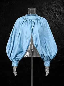 Retro hooggesloten cape-blouse met pofmouwen in lichtblauw, stijlvolle streetwear top