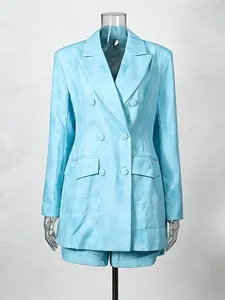 Ensemble deux pièces élégant pour femme avec blazer croisé bleu clair et short assorti