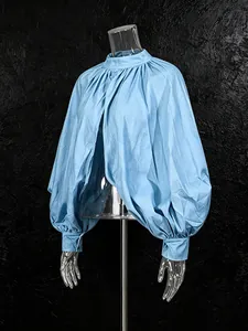 Vintage lichtblauwe damesblouse met opstaande kraag, plooien en wijde pofmouwen