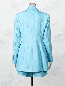 Vue arrière d'un ensemble tailleur deux pièces bleu clair avec blazer et short décontracté
