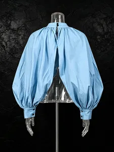 Vintage lichtblauwe blouse met opstaande kraag en pofmouwen, stijlvolle cape top voor dames