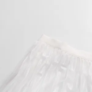 Κοντινό πλάνο λευκής πλισέ τούλινης φούστας στη μέση και υφή υφάσματος για δεξίωση