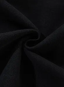Nahaufnahme der Textur des schwarzen Denim-Stoffs für eine übergroße Damen-Jeansjacke