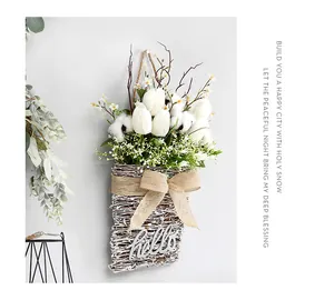 Gros plan de tulipes blanches artificielles dans un panier tressé avec décor Hello