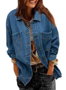 Detailaufnahme der Oversize-Jeansjacke im Boyfriend-Stil mit Knöpfen und Layering-Look