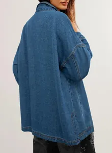 Rückansicht einer übergroßen blauen Boyfriend-Jeansjacke mit modischem Schlitz am Saum