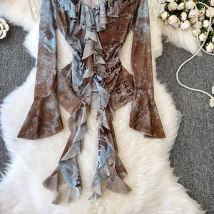 Vista dettagliata del top tie-dye con scollo a V, volant e maniche a campana retrò
