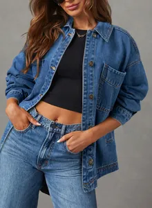 Detailansicht der Damen-Oversize-Jeansjacke im Boyfriend-Stil mit Metallknöpfen