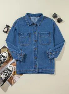 Flachbild eines blauen Oversize-Jeansjacke für Damen im lässigen Boyfriend-Stil Design.