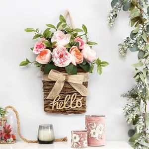 Arrangement mural de roses roses artificielles dans un panier avec inscription hello