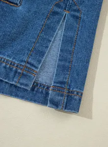 Nahaufnahme des Schlitzsaums einer Denimjacke mit Kontrastnähten für Damen