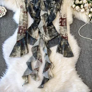 Vista dettagliata della maglietta retrò americana tie-dye con volant e maniche a campana