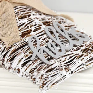 Couronne rustique en brindilles avec nœud en toile et signe Hello argenté pour décoration