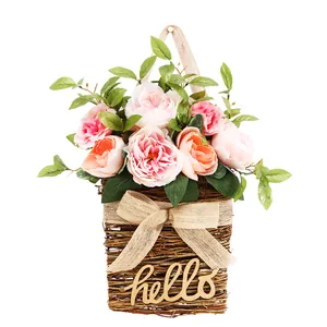 Élégant arrangement de roses artificielles dans un panier mural tissé avec Hello