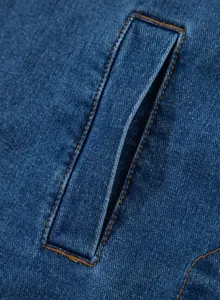 Makroansicht der hochwertigen Kontrastnähte an einer klassischen blauen Jeansjacke