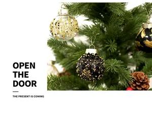 Detailansicht von eleganten schwarz-goldenen Weihnachtskugeln an einem festlichen Baum