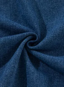 Hochwertige Makroaufnahme der blauen Denim-Stofftextur mit Köperbindungs-Detailansicht