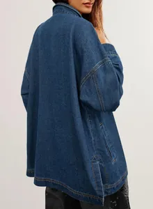 Detailansicht der Rückseite und des geschlitzten Saums einer blauen Oversize-Denim-Jacke