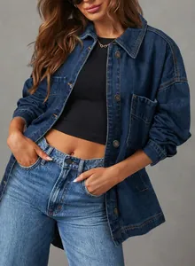Detailansicht einer Damen-Oversize-Jeansjacke im Boyfriend-Stil mit Metallknöpfen und Taschen