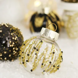 Eleganter transparenter Christbaumball mit Goldpailletten und schwarzen Perlen Dekor